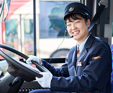 女性運転士も多く活躍しています